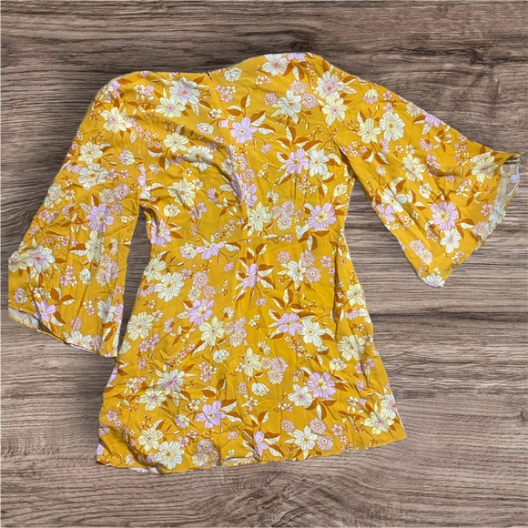 CUPSHE BEACH dress cut out tie front . Super cute pattern - Picture 2 of 4